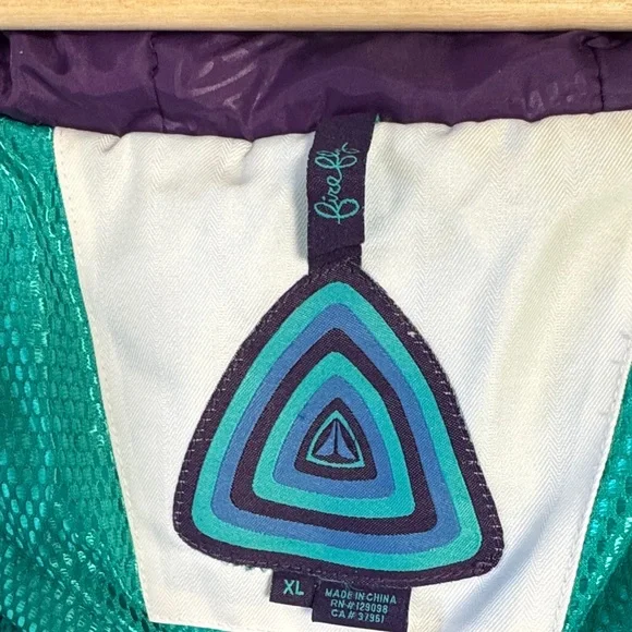 Women's Geometric Patterned Jacket - Picture 3 of 6